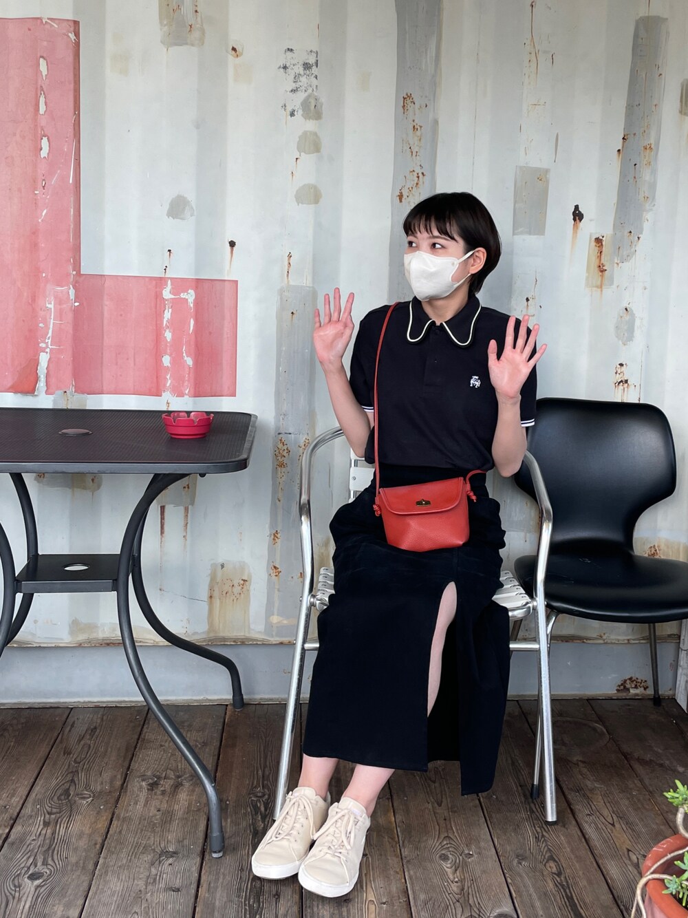 「ブラックコーデ、さしいろ赤、差し色コーデ、ポロシャツ、ポロシャツコーデ、ビーグルカラーシャツ、初秋コーデ、お出かけコーデ、おしゃれさんと繋がりたい、ラフ、カジュアルコーデ」｜「Chicoのアイテム（スカート、ブラック系）」を使った、kannaさん（レディース・165cm）の秋コーディネートの1枚目の写真