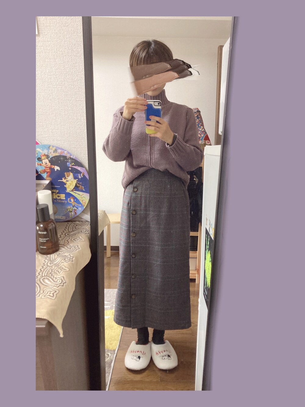 グレー系のスカート、ホワイト系のその他シューズ、パープル系のニット/セーターを着用したレディースの冬コーディネートの1枚目の写真