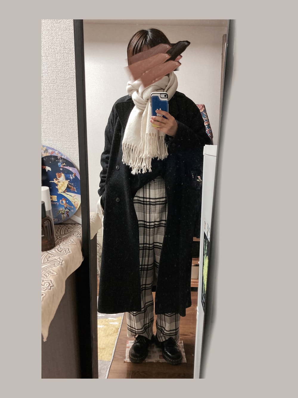 ホワイト系のパンツ、ブラック系のシューズ、ブラック系のニット/セーターを着用したレディースの冬コーディネートの1枚目の写真