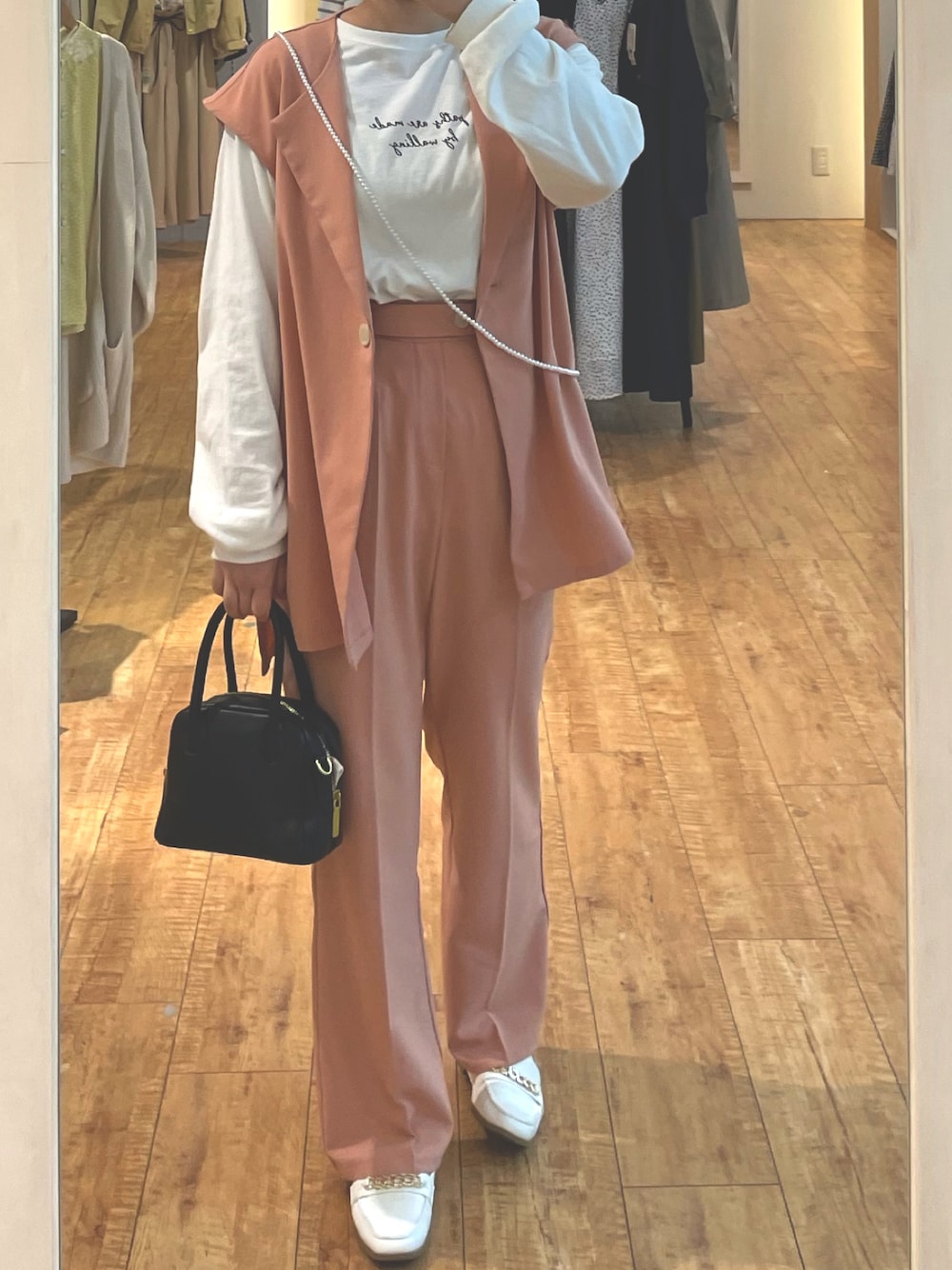 「w closetのガーリーロゴロンTee_（Tシャツ/カットソー、ホワイト系）」を使った、cocoさん（レディース・157cm）の春コーディネートの1枚目の写真