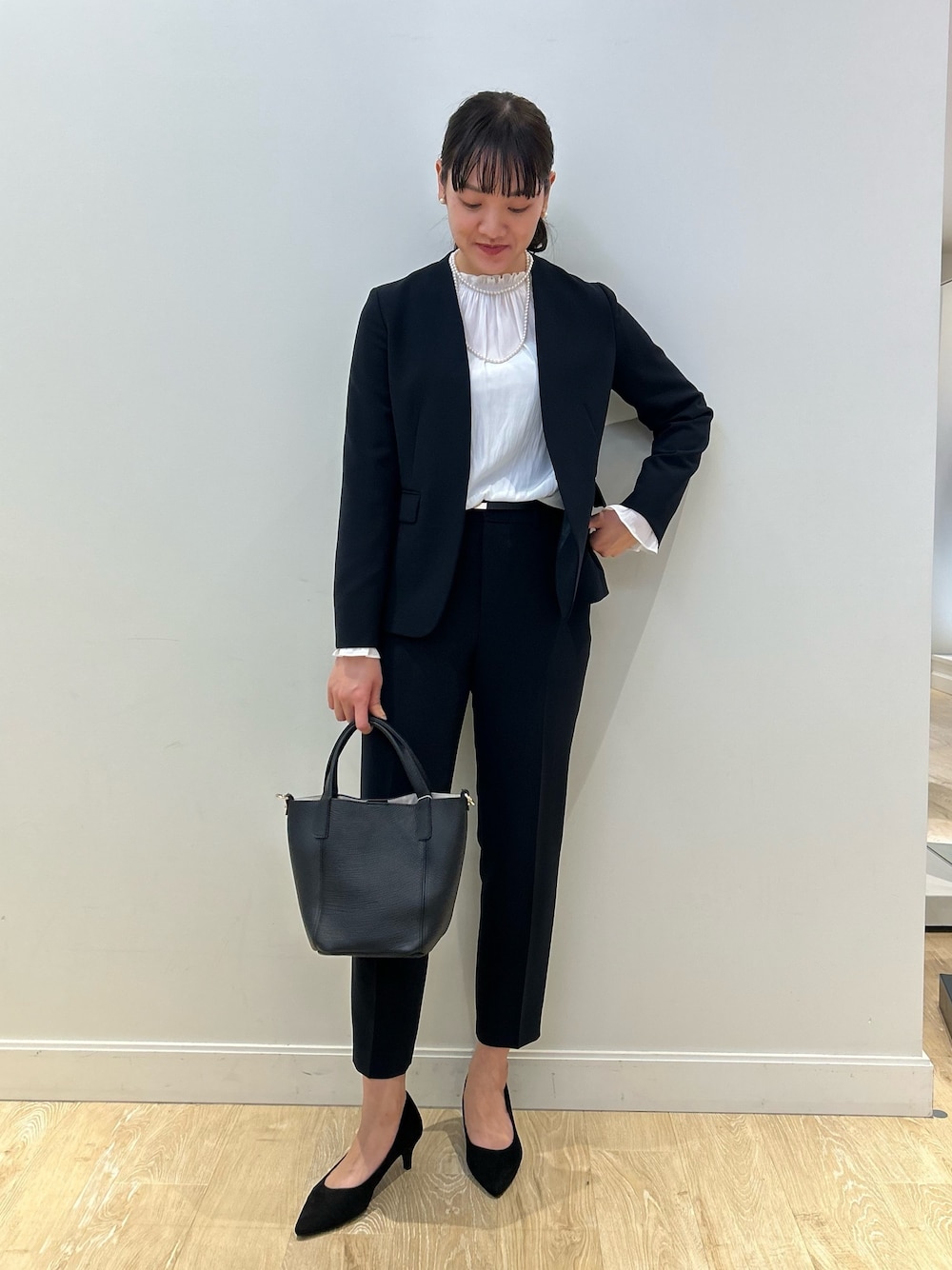 「NOLLEY'S、オフィススタイル、スーツスタイル、ジャケット、ハレの日、セレモニー、キレイめ、セットアップ、高身長女子、高身長コーデ」｜「NOLLEY’Sのレザートートバッグ（トートバッグ、ブラック系）」を使った、fukudaさん（レディース・170cm）の冬コーディネートの1枚目の写真