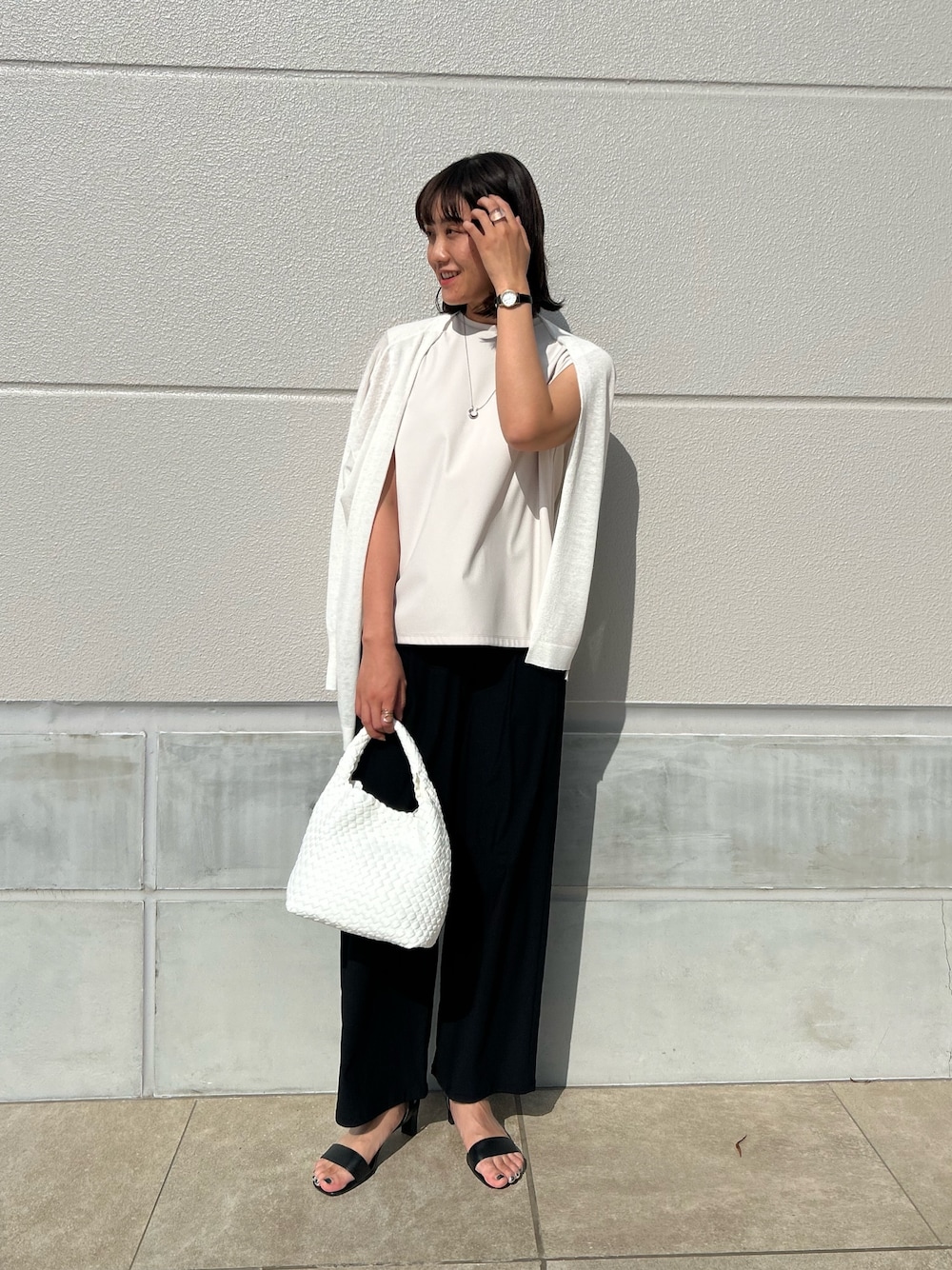 「NOLLEY'S、オフィススタイル、キレイめ、ハンサムコーデ、ストレッチパンツ、ＵＶカット、アクティブ、ノースリーブ、メッシュバッグ、通勤コーデ、リラックススタイル、高身長女子、高身長コーデ」｜「NOLLEY’Sの◇【WEB限定】アクティビティシリーズ《高機能素材》UVカットタックワイドパンツ（その他パンツ、ブラック系）」を使った、fukudaさん（レディース・170cm）の夏コーディネートの1枚目の写真