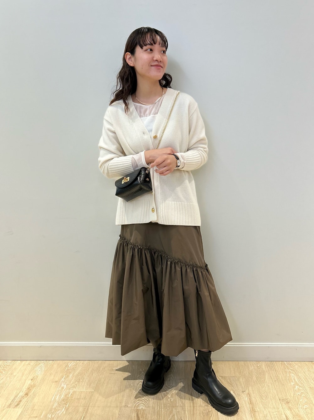 「NOLLEY'S、大人可愛い、大人カジュアル、ギャザースカート、カーディガン、ゆるっとコーデ、シアートップス、カーキスカート、休日スタイル、高身長女子、高身長コーデ」｜「NOLLEY’Sの◇【WEB限定】タフタバルーンスカート（スカート、グリーン系）」を使った、fukudaさん（レディース・170cm）の冬コーディネートの1枚目の写真