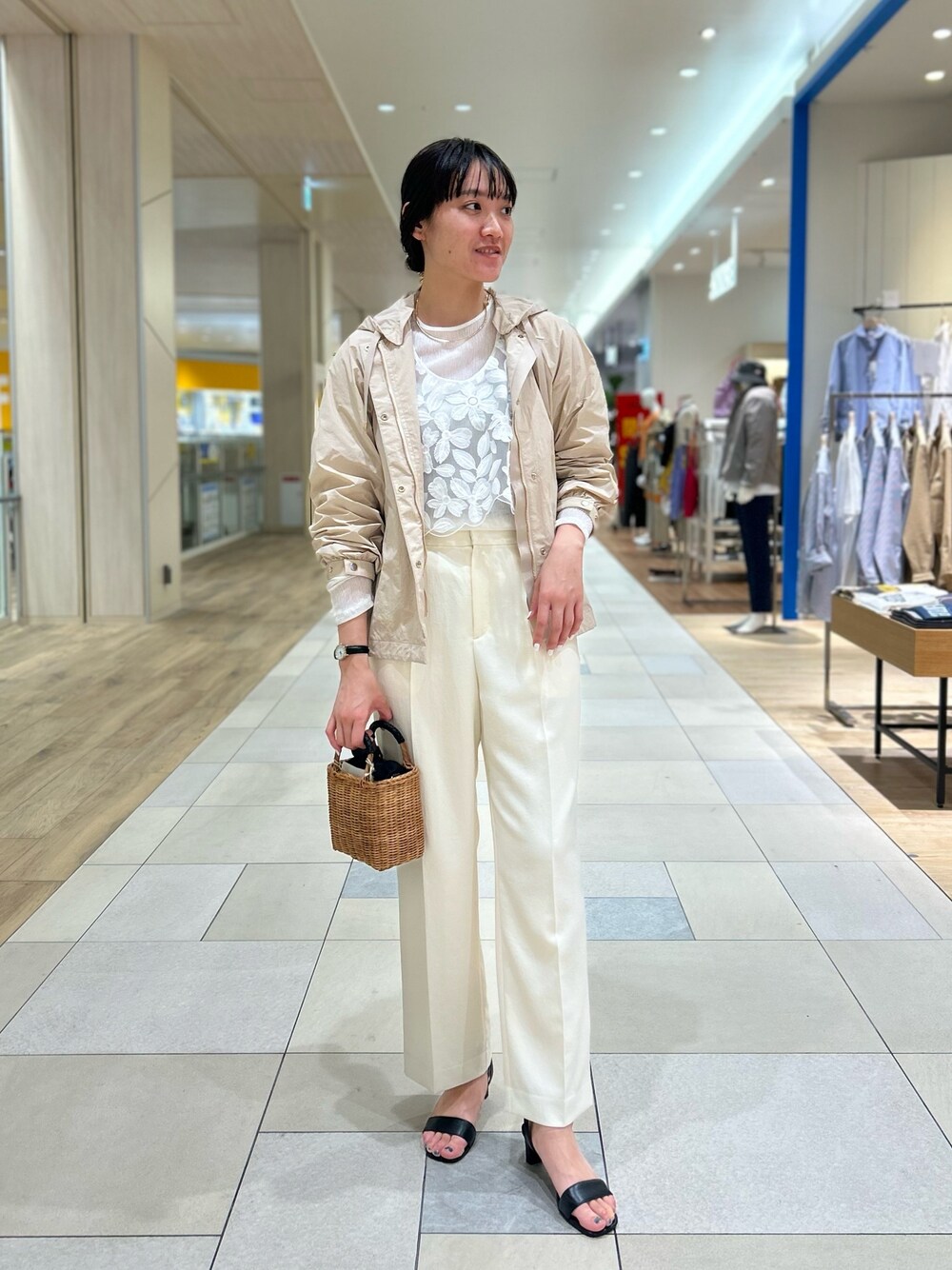 「NOLLEY'S、ベージュ、ワントーンコーデ、ホワイトコーデ、オトナカワイイ、春アウター、マウンテンパーカー、レース、ワイドパンツ、キレイめ、高身長女子、高身長コーデ」｜「NOLLEY’Sのウォッシャブル愛されイージータックワイドパンツ（その他パンツ、ホワイト系）」を使った、fukudaさん（レディース・170cm）の春コーディネートの1枚目の写真
