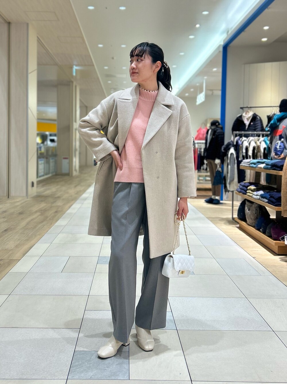 「NOLLEY'S、ピンク、パール、ベージュコーデ、大人可愛い、グレーコーデ、キレイめ、お出かけコーデ、高身長女子、高身長コーデ、キルティングバッグ」｜「NOLLEY’S Sophiの衿端パール片畦プルオーバーニット（ニット/セーター、ピンク系）」を使った、fukudaさん（レディース・170cm）の冬コーディネートの1枚目の写真
