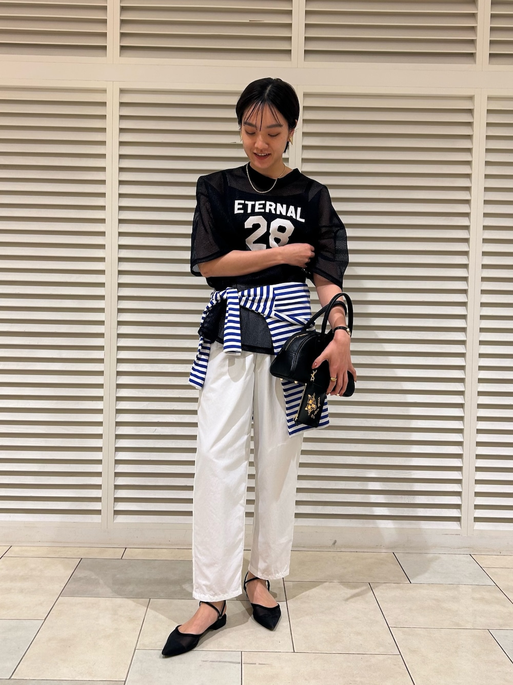 「メッシュ、メッシュトップス、プリントT、白パンツ、夏コーデ、撥水加工、大人カジュアル、カジュアル、高身長女子、高身長コーデ、休日スタイル、ショートヘア」｜「NOLLEY’Sのラウンドボストンバッグ（ボストンバッグ、ブラック系）」を使った、fukudaさん（レディース・170cm）の春コーディネートの1枚目の写真