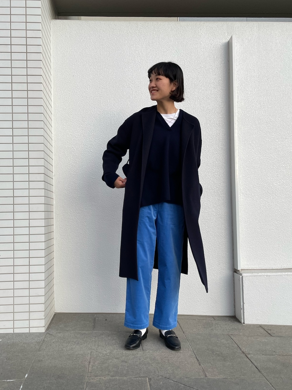 「ノーリーズ、NOLLEY'S、抜き衿、ネイビーニット、ざっくりニット、ロング丈、Vネックニット、コーデュロイパンツ、ブルーパンツ、大人カジュアル、重ね着、ネイビーコート、リバーコート、高身長コーデ、高身長女子」｜「NOLLEY’Sの【WEB限定サイズあり】ライトコーデュロイイージーパンツ（その他パンツ、ブルー系）」を使った、fukudaさん（レディース・170cm）の冬コーディネートの1枚目の写真