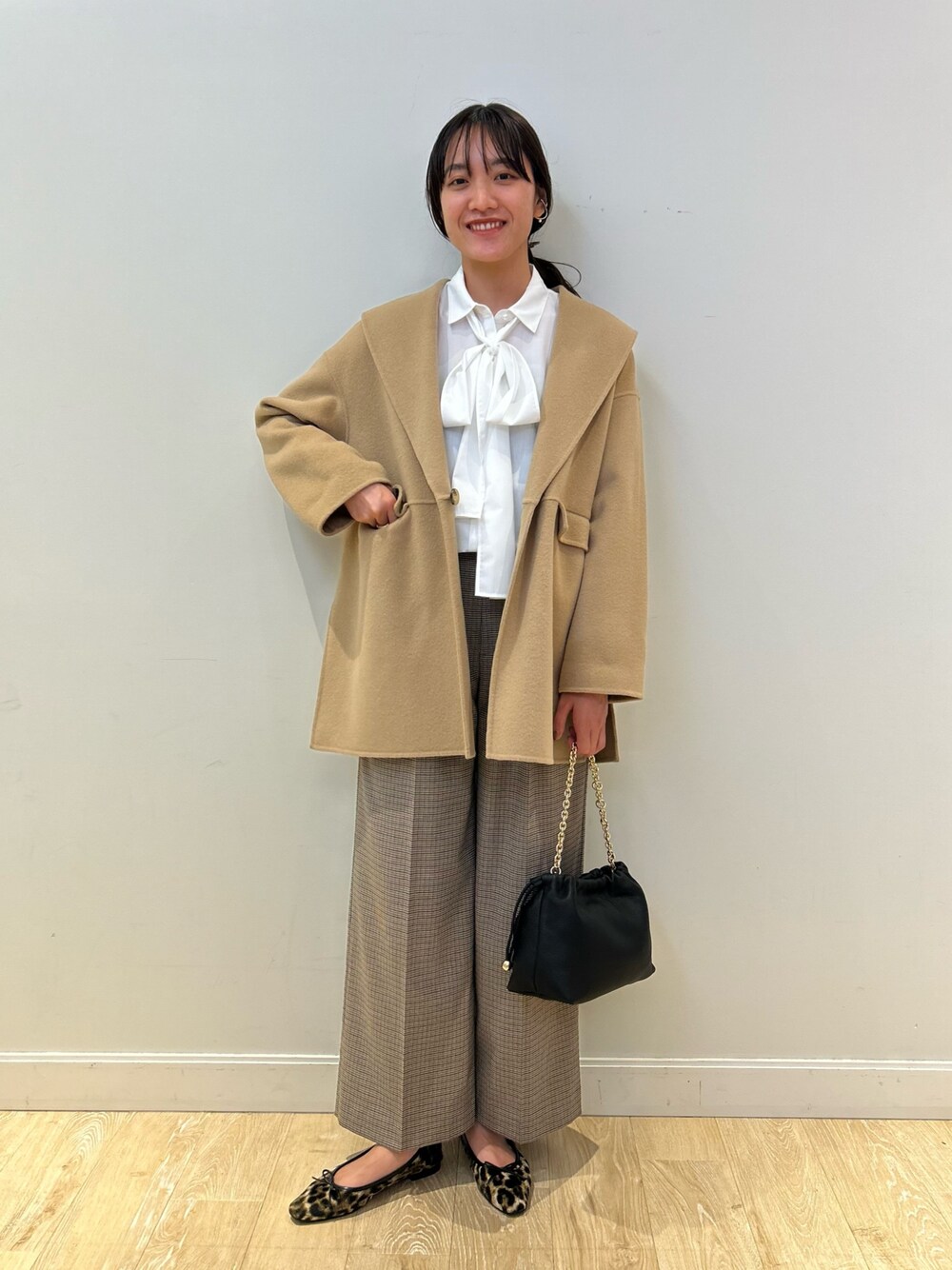 「NOLLEY'S、リバーコート、ブラウン、チェック、オトナカワイイ、キャメル、リボンブラウス、大人カジュアル、レオパード、甘めカジュアルコーデ、ハーフコート、高身長女子、高身長コーデ」｜「NOLLEY’Sの巾着チェーンバッグ（ショルダーバッグ、ブラック系）」を使った、fukudaさん（レディース・170cm）の秋コーディネートの1枚目の写真