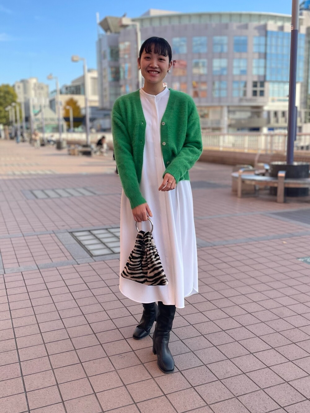 「ノーリーズ、NOLLEY'S、ワンピース、白ワンピース、ふわふわニット、ショート丈ニット、カーディガン、冬コーデ、お出かけコーデ、楽チンワンピース、ロングブーツコーデ、ロングブーツ、高身長女子、高身長コーデ、170cm」｜「NOLLEY’Sのヘアリーニットクロップドカーディガン（カーディガン/ボレロ、グリーン系）」を使った、fukudaさん（レディース・170cm）の冬コーディネートの1枚目の写真