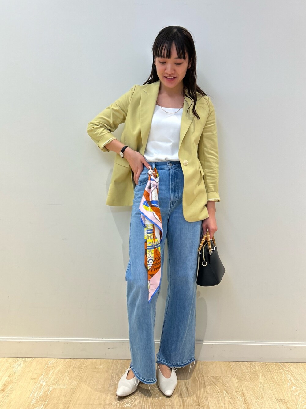 「NOLLEY'S、ジャケット、ジャケットスタイル、デニム、デニムパンツ、キレイめ、きれいめカジュアル、春コーデ、高身長女子、高身長コーデ」｜「Rie Millerのスリットフレアハイウエストデニム（デニムパンツ、ブルー系）」を使った、fukudaさん（レディース・170cm）の春コーディネートの1枚目の写真