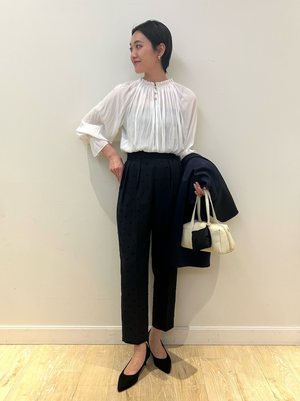 「セレモニー、オケージョン、フリルトップス、フリルブラウス、ドットパンツ、ジャガード、春コート、コート、きれいめ、大人可愛い、テーパードパンツ、高身長女子、高身長コーデ、ショートヘア」｜「NOLLEY’Sの《セットアップ対応》ウォッシャブルドットツッキリツータックテーパードパンツ（その他パンツ、ブルー系）」を使った、fukudaさん（レディース・170cm）の冬コーディネートの1枚目の写真