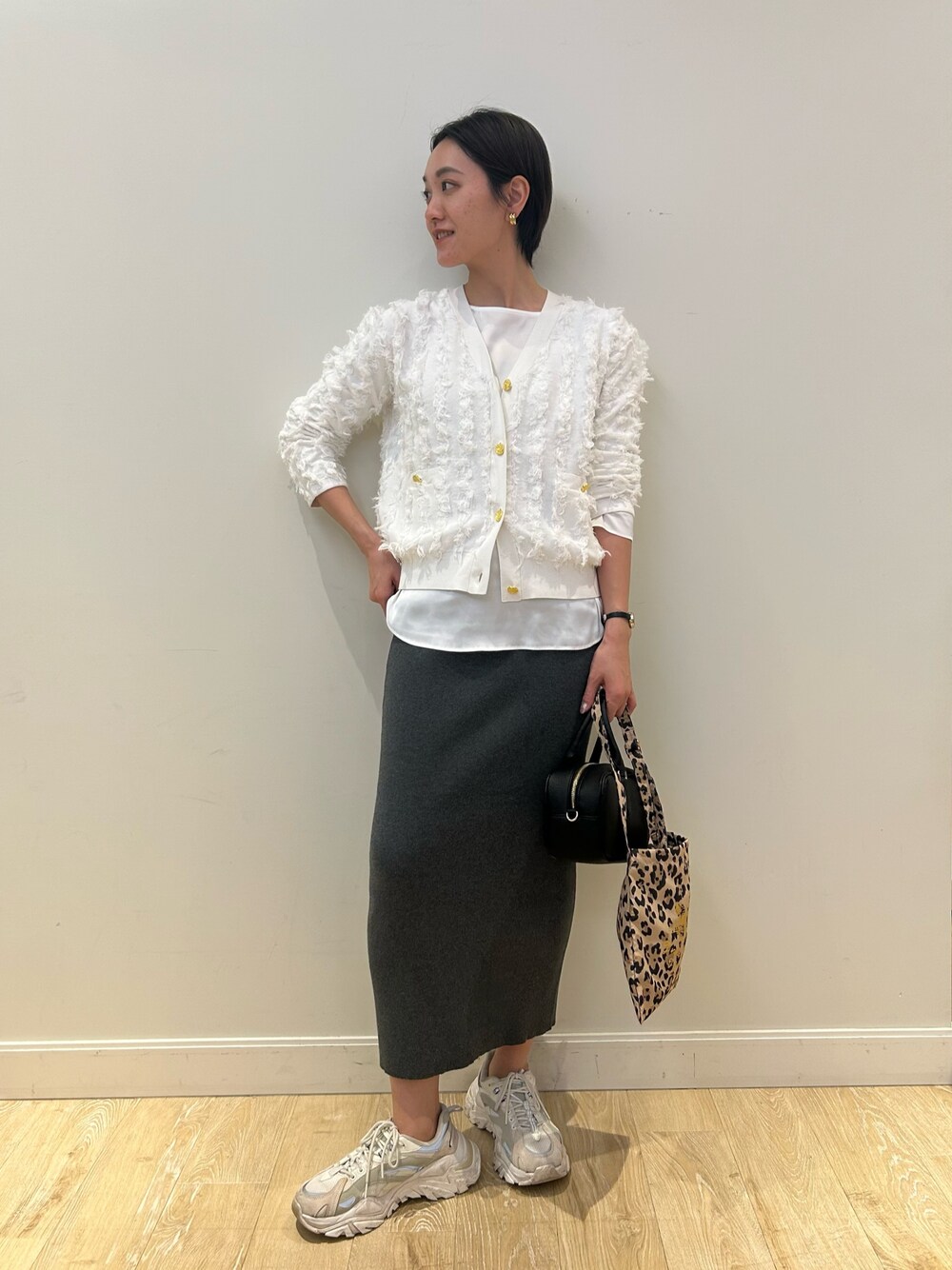 「NOLLEY'S、ジャガード、ジャガードニット、カーディガン、春コーデ、春コート、タイトスカート、ニットスカート、スニーカー、スニーカーコーデ、高身長女子、高身長コーデ、ショートヘア、大人カジュアル」｜「Rie Millerの《手洗い可能》カットジャガード金ボタンカーディガン（カーディガン/ボレロ、ホワイト系）」を使った、fukudaさん（レディース・170cm）の冬コーディネートの1枚目の写真