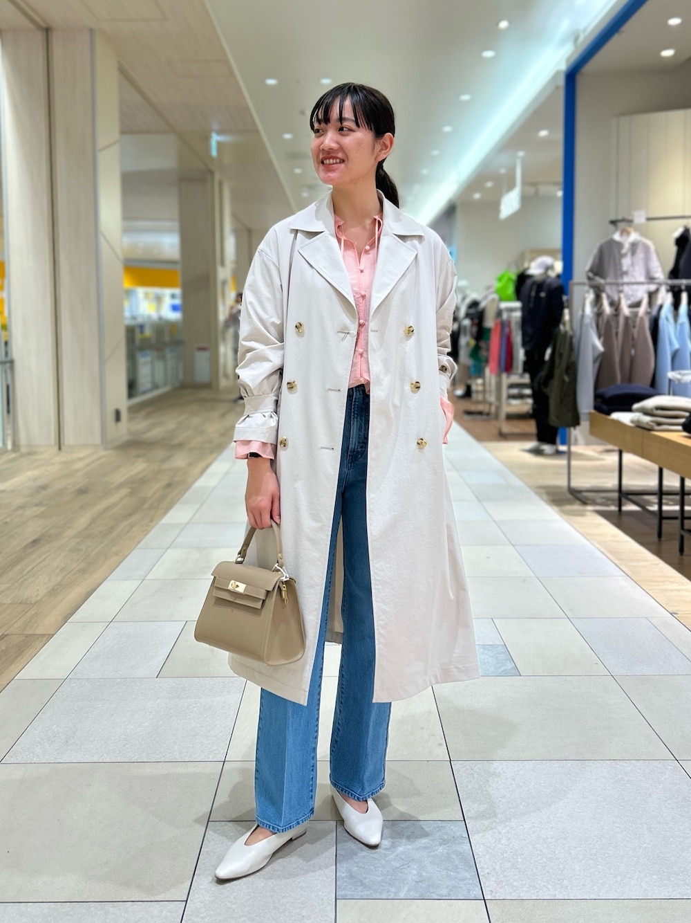 「NOLLEY'S、シアートップス、トレンチコート、春アウター、ピンクコーデ、シアー、デニム、デニムパンツ、きれいめカジュアル、高身長女子、高身長コーデ」｜「Rie Millerのセンタープレスハイウエストデニム（デニムパンツ、ブルー系）」を使った、fukudaさん（レディース・170cm）の春コーディネートの1枚目の写真