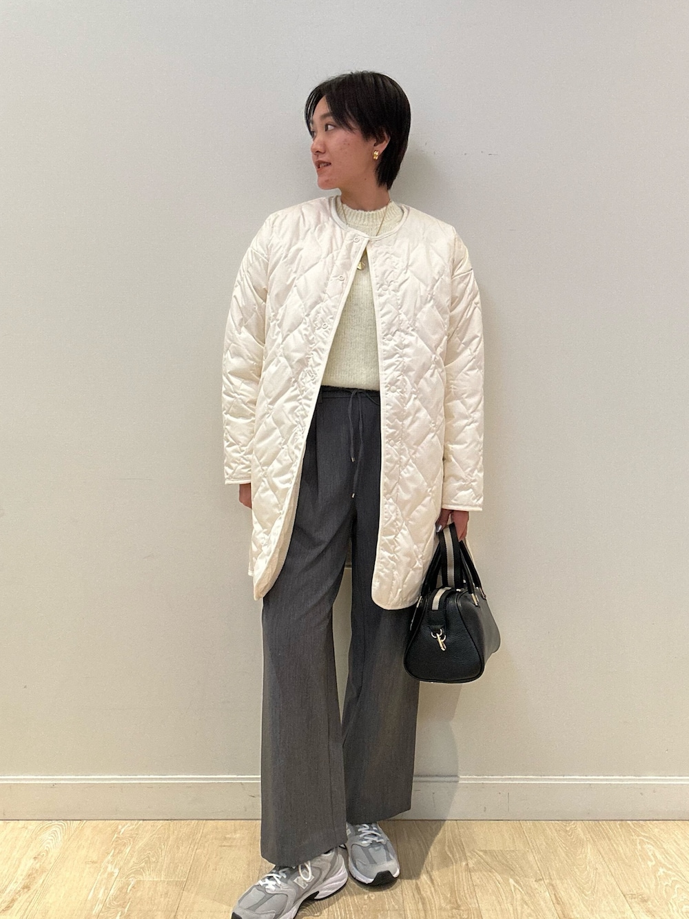 「キルティング、冬アウター、休日スタイル、冬服、パンツコーデ、ラクチンコーデ、パンツスタイル、TAION、ダウン、裏起毛、高身長女子、高身長コーデ、ショートヘア、スニーカーコーデ」｜「NOLLEY’Sのウォッシャブル裏起毛イージーワイドパンツ（その他パンツ、グレー系）」を使った、fukudaさん（レディース・170cm）の冬コーディネートの1枚目の写真