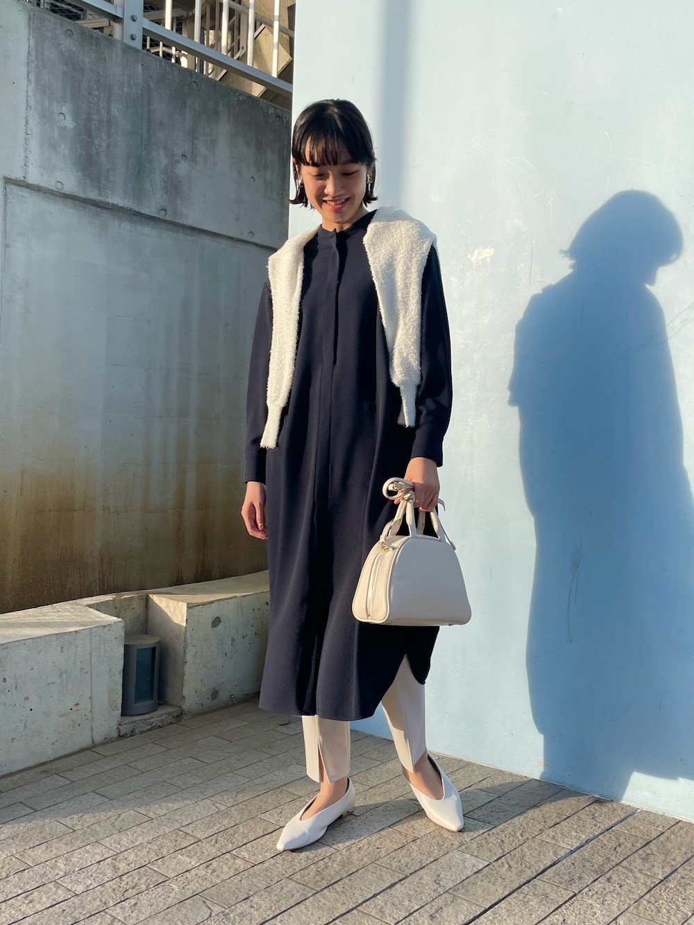 「NOLLEY'S、ノーリーズ、ネイビーワンピース、ストレッチ素材、シャギーニット、コットンニット、レイヤードスタイル、スリットパンツ、ホワイトバッグ、両前カーディガン、春コーデ、高身長女子、高身長コーデ」｜「NOLLEY’Sのレザーボストンバッグ（ボストンバッグ、ホワイト系）」を使った、fukudaさん（レディース・170cm）の冬コーディネートの1枚目の写真