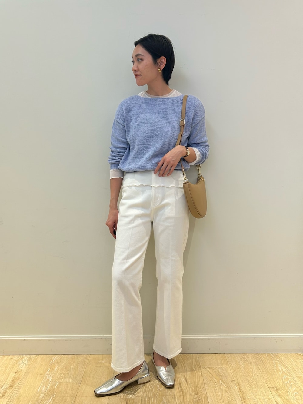 「白デニム、デニム、春ニット、春コート、大人カジュアル、きれいめカジュアル、シアートップス、高身長女子、高身長コーデ、ショートヘア、ブルーニット、ブルー、NOLLEY'S」｜「Rie Millerの【RM denim】センタープレスハイウエストデニム（デニムパンツ、ホワイト系）」を使った、fukudaさん（レディース・170cm）の冬コーディネートの1枚目の写真