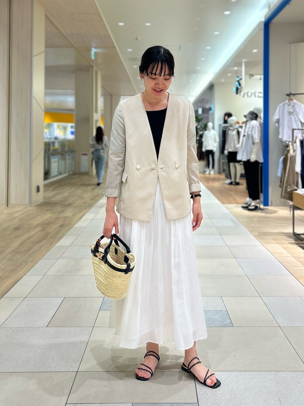 「NOLLEY'S、ジャケット、プリーツスカート、夏コーデ、キレイめ、大人かわいい、オーガンジー、かごバッグ、高身長女子、高身長コーデ」｜「NOLLEY’Sの《セットアップ対応》ウォッシャブルドライトロピカルVネックダブルジャケット（ノーカラージャケット、ベージュ系）」を使った、fukudaさん（レディース・170cm）の春コーディネートの1枚目の写真