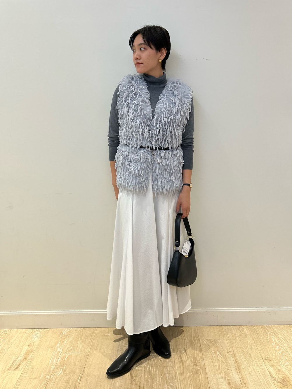 「NOLLEY'S、タートルネック、ジレ、ファージレ、スカート、ショートヘア、大人かわいい、きれいめカジュアル、高身長女子、高身長コーデ」｜「NOLLEY’Sのヴィンテージタフタマチ入りマキシスカート（スカート、ホワイト系）」を使った、fukudaさん（レディース・170cm）の秋コーディネートの1枚目の写真