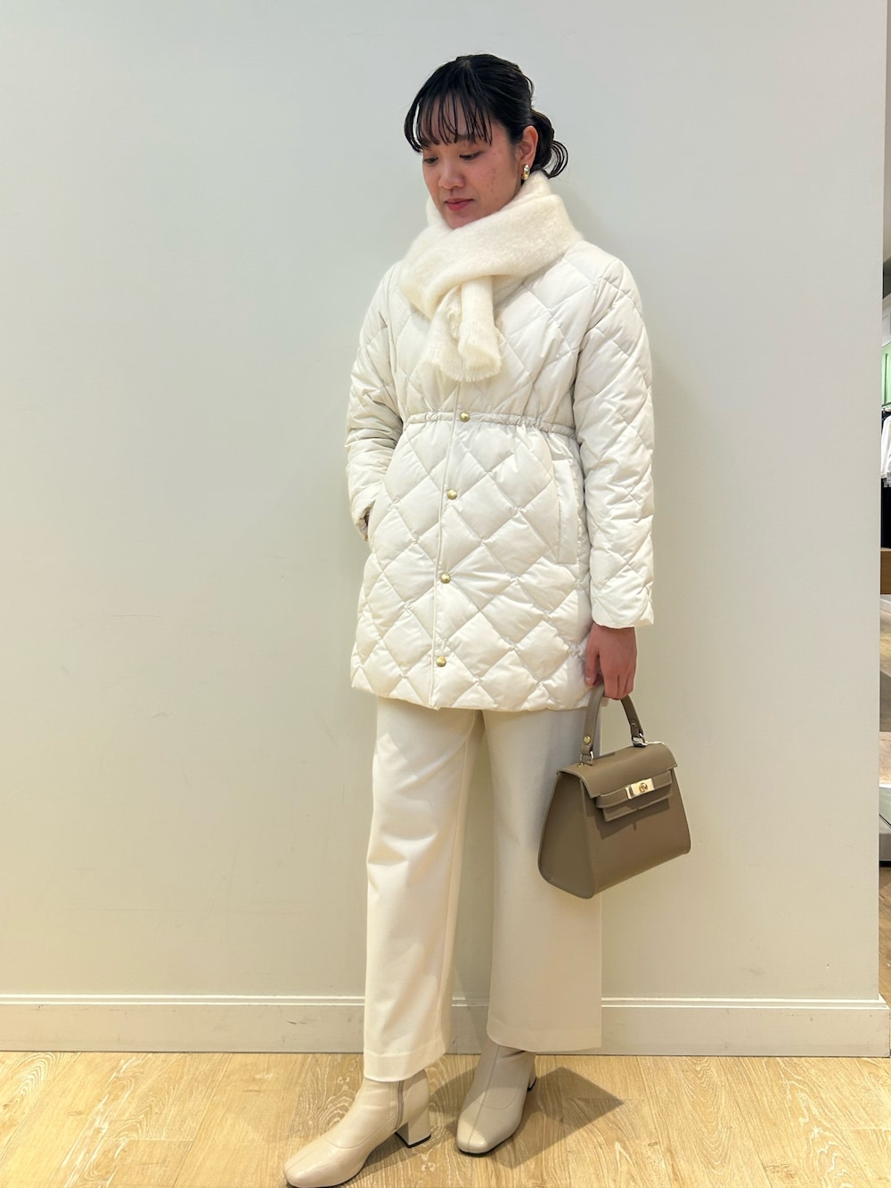 「NOLLEY'S、TAION、ダウン、オールホワイト、ワントーンコーデ、淡色コーデ、白ワイドパンツ、白ブーツ、キレイめ、お出かけコーデ、クリスマス、高身長女子、高身長コーデ」｜「NOLLEY’S Sophiのウォッシャブル両面起毛ワイドパンツ（その他パンツ、ホワイト系）」を使った、fukudaさん（レディース・170cm）の秋コーディネートの1枚目の写真