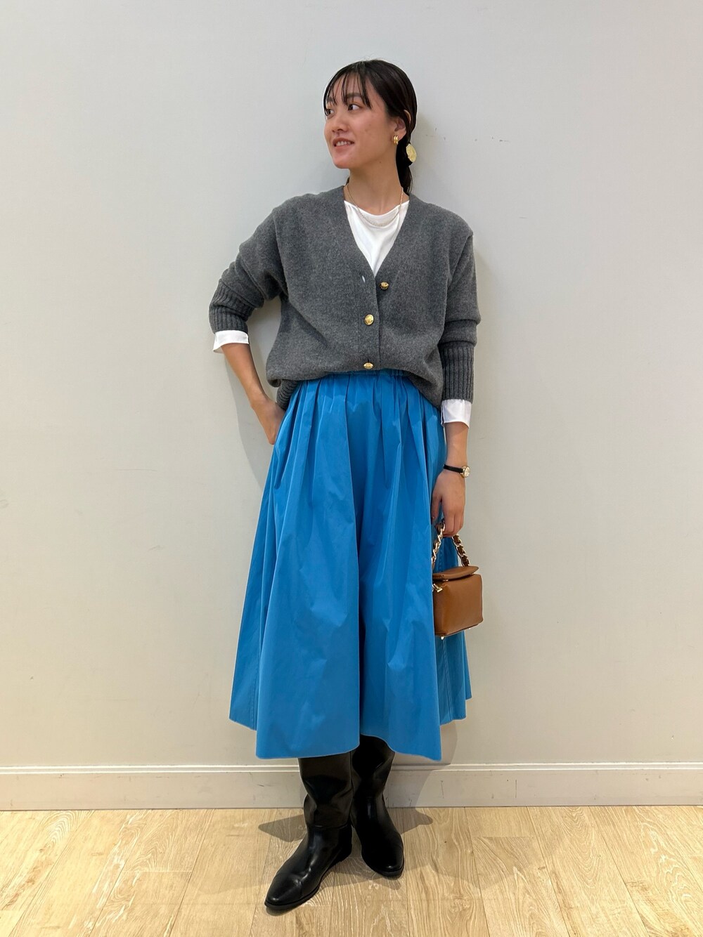 「NOLLEY'S、カーディガン、ゆるニット、サテン、タフタスカート、大人かわいい、ニット、冬コーデ、秋コーデ、高身長女子、高身長コーデ」｜「NOLLEY’Sのチェーンハンドルボックスバッグ【made in Italy】（ショルダーバッグ、イエロー系）」を使った、fukudaさん（レディース・170cm）の秋コーディネートの1枚目の写真