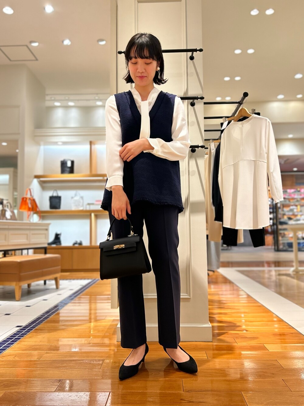 「NOLLEY'S、セレモニーコーデ、セレモニー、ツィード、ハレの日、キレイめ、スプリングコート、ベスト、ベストコーデ、リボンタイ、高身長女子、高身長コーデ」｜「AULENTTIの【AULENTTI/ オーレンティ】スクエアひねりショルダーバッグ（ショルダーバッグ、ブラック系）」を使った、fukudaさん（レディース・170cm）の冬コーディネートの1枚目の写真