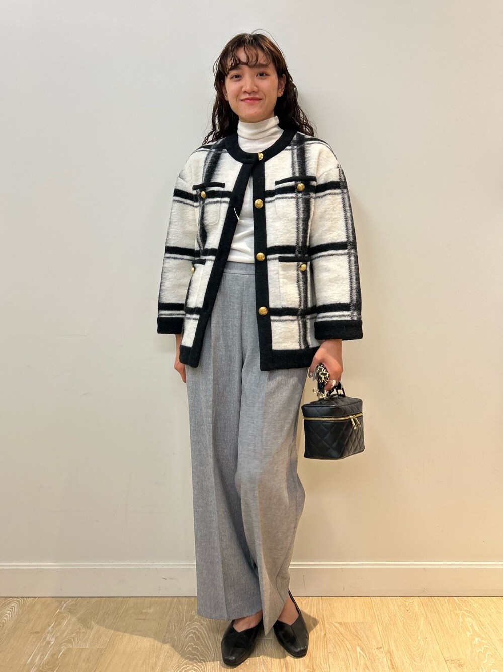 「NOLLEY'S、ジャケット、ニットジャケット、ワイドパンツ、グレー、アウター、キルティングバッグ、タートルネック、秋コーデ、高身長女子」｜「NOLLEY’Sの◇【WEB限定サイズあり】ウォッシャブルイージーワイドパンツ（その他パンツ、グレー系）」を使った、fukudaさん（レディース・170cm）の秋コーディネートの1枚目の写真
