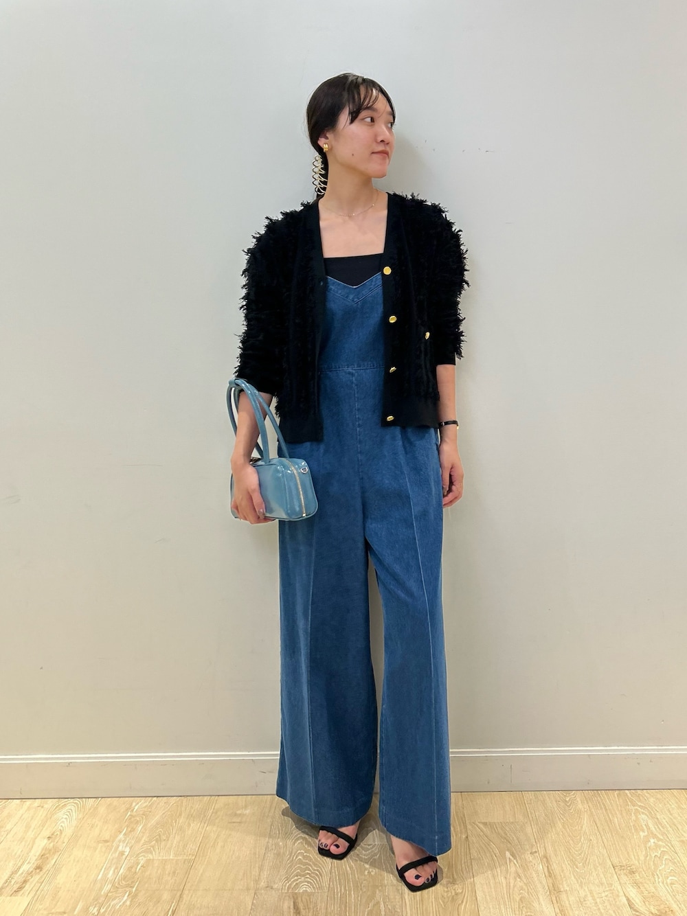 「NOLLEY'S、オールインワン、デニム、フリンジ、ジャガード、カーディガン、大人カジュアル、秋コーデ、秋服準備はじめました、高身長女子、高身長コーデ」｜「NOLLEY’Sの横長ボストン（ボストンバッグ、ブルー系）」を使った、fukudaさん（レディース・170cm）の夏コーディネートの1枚目の写真