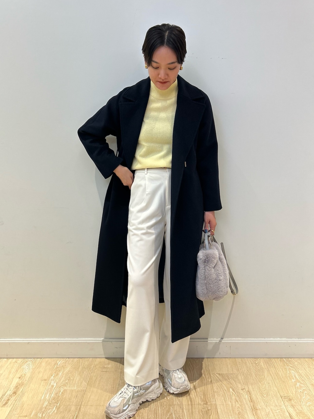 「NOLLEY'S、ネイビー、ロングコート、冬コーデ、冬アウター、ハイネック、ホワイトパンツ、大人カジュアル、イエロー、きれいめカジュアル、高身長女子、高身長コーデ、ショートヘア、ファーバッグ、コート」｜「NOLLEY’S Sophiの紡毛ハイネックプルオーバーニット（ニット/セーター、イエロー系）」を使った、fukudaさん（レディース・170cm）の秋コーディネートの1枚目の写真
