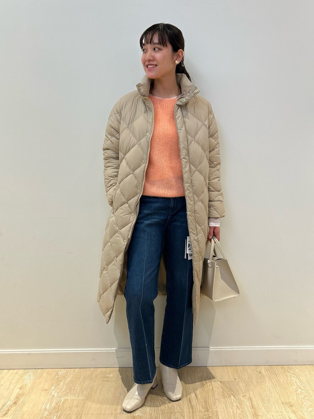 「NOLLEY'S、サーモンピンク、モヘヤニット、TAION、ダウン、デニム、きれいめカジュアル、高身長女子、高身長コーデ」｜「Rie Millerのセンタープレスハイウエストデニム（デニムパンツ、ブルー系）」を使った、fukudaさん（レディース・170cm）の冬コーディネートの1枚目の写真