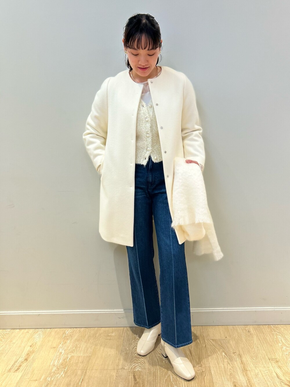 「NOLLEY'S、キレイめ、デニム、きれいめカジュアル、ホワイトコーデ、コート、おでかけコーデ、高身長女子、高身長コーデ、シアートップス」｜「Rie Millerのセンタープレスハイウエストデニム（デニムパンツ、ブルー系）」を使った、fukudaさん（レディース・170cm）の冬コーディネートの1枚目の写真