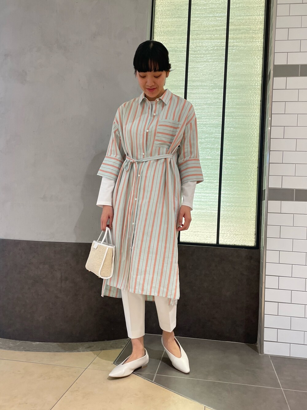「ストライプワンピース、ノーリーズ、NOLLEY'S、ホワイトパンツ、テーパードパンツ、キレイめ、春コーデ、春物、羽織り、トレンチコート、シャツワンピ、高身長女子、高身長コーデ」｜「NOLLEY’Sのストライプシャツワンピース（シャツワンピース、グリーン系）」を使った、fukudaさん（レディース・170cm）の冬コーディネートの1枚目の写真