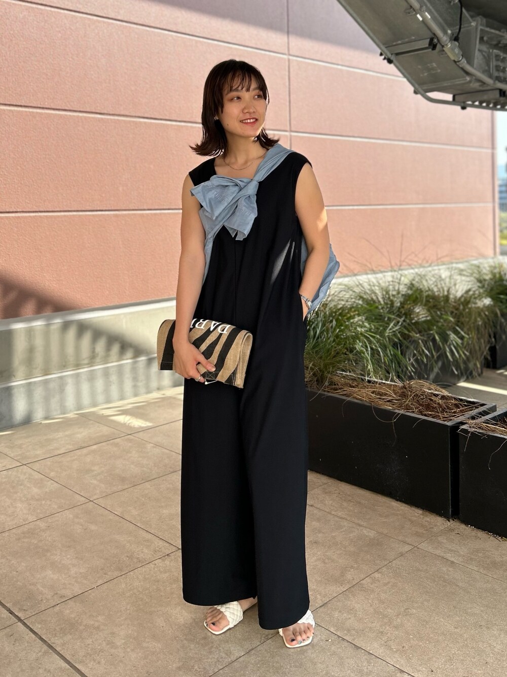 「NOLLEY'S、海コーデ、夏コーデ、オールインワン、たすき掛け、リネンシャツ、ＵＶカット、ストレスフリー、高身長女子、高身長コーデ」｜「NOLLEY’Sの◇【WEB限定】アクティビティシリーズ《高機能素材》UVカットオールインワン（つなぎ/オールインワン、ブラック系）」を使った、fukudaさん（レディース・170cm）の夏コーディネートの1枚目の写真