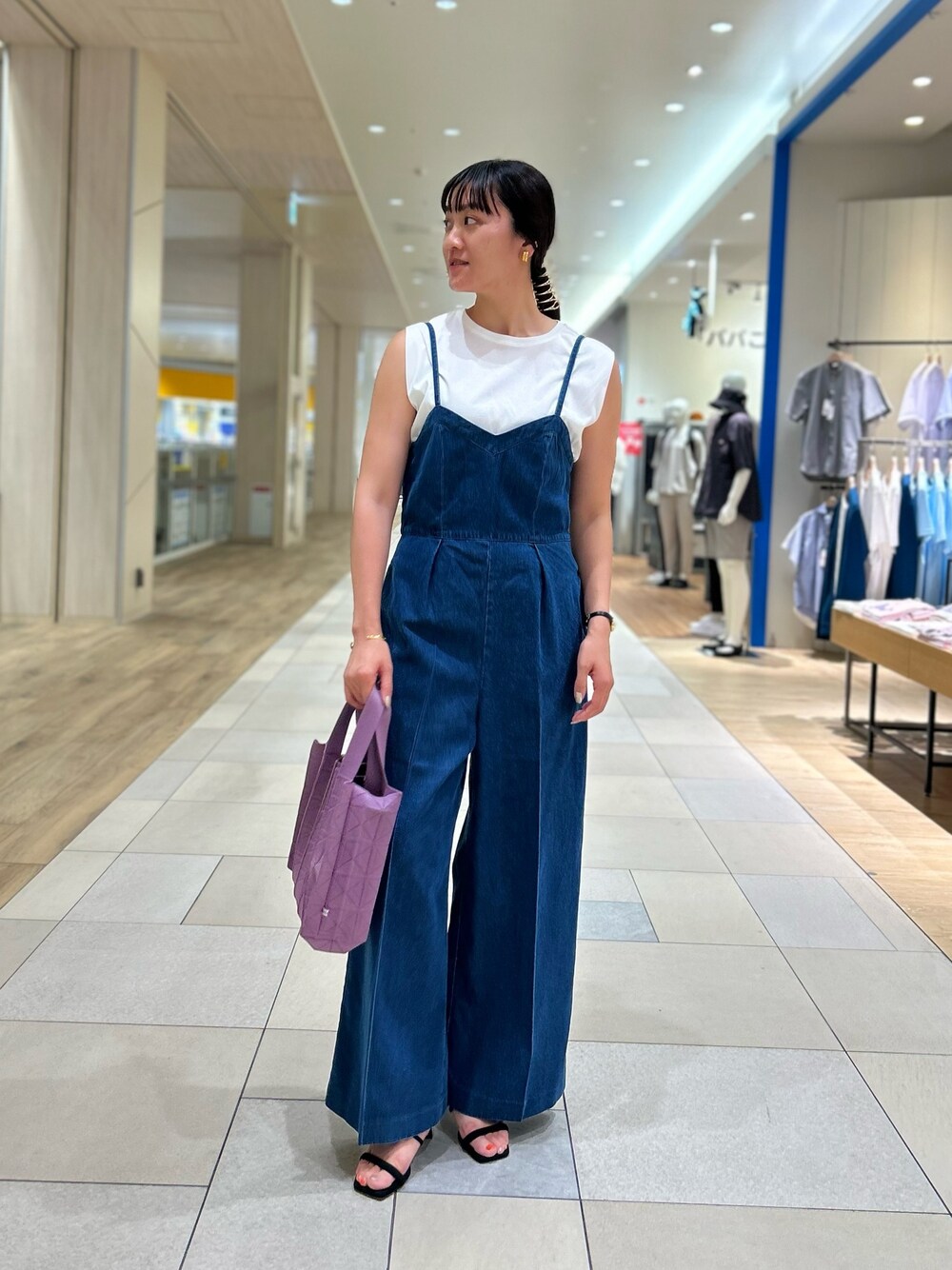 「NOLLEY'S、デニム、デニムコーデ、オールインワン、夏コーデ、きれいめカジュアル、大人かわいい、高身長女子、高身長コーデ」｜「NOLLEY’Sの【amicom/アミコム】ORIGAMI PLEATS M（ショルダーバッグ、パープル系）」を使った、fukudaさん（レディース・170cm）の夏コーディネートの1枚目の写真