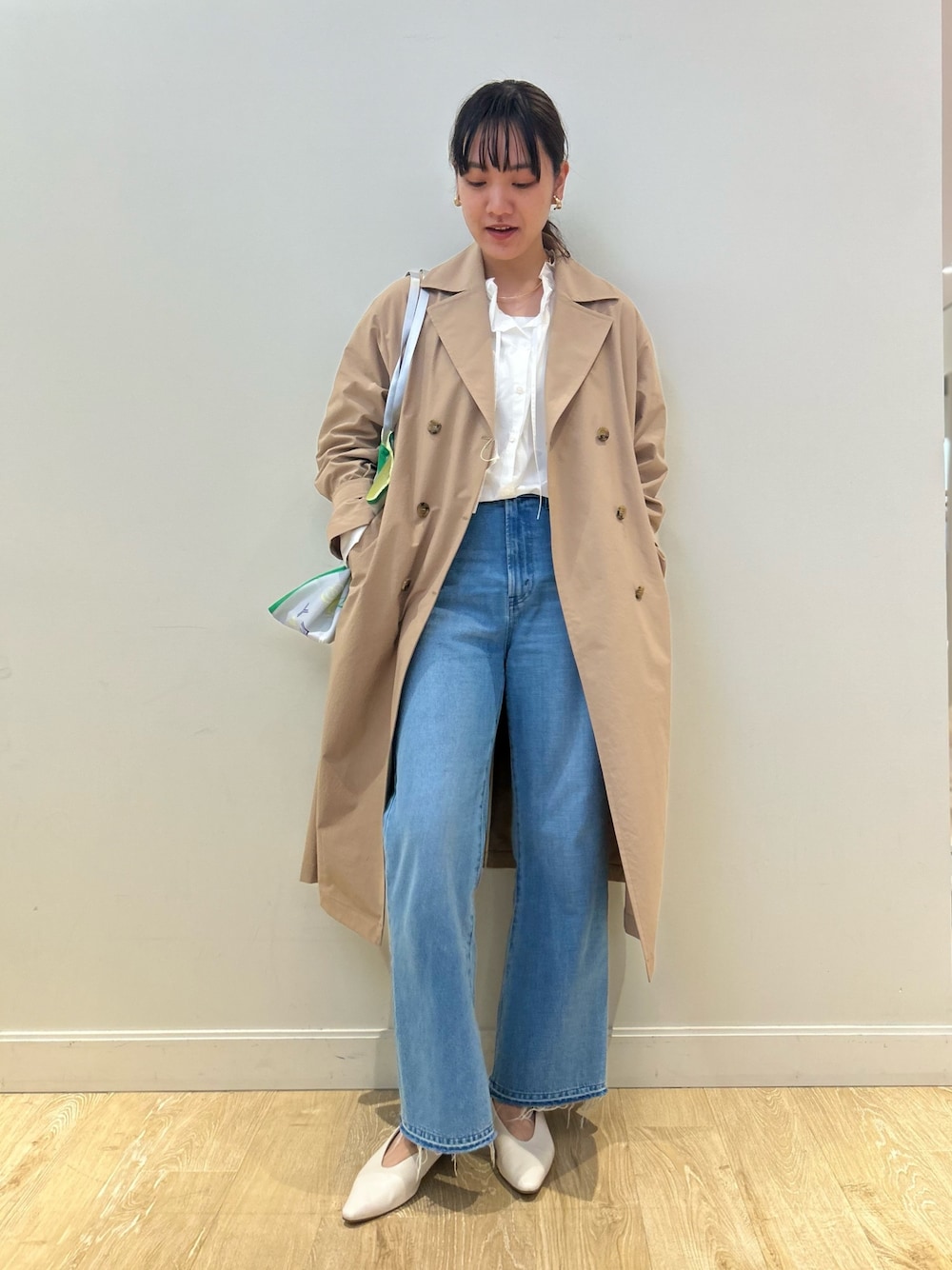 「NOLLEY'S、トレンチコート、春コーデ、きれいめカジュアル、デニム、デニムコーデ、大人カジュアル、大人かわいい、高身長女子、高身長コーデ」｜「NOLLEY’Sの衿フリルシャツ（シャツ/ブラウス、ホワイト系）」を使った、fukudaさん（レディース・170cm）の春コーディネートの1枚目の写真