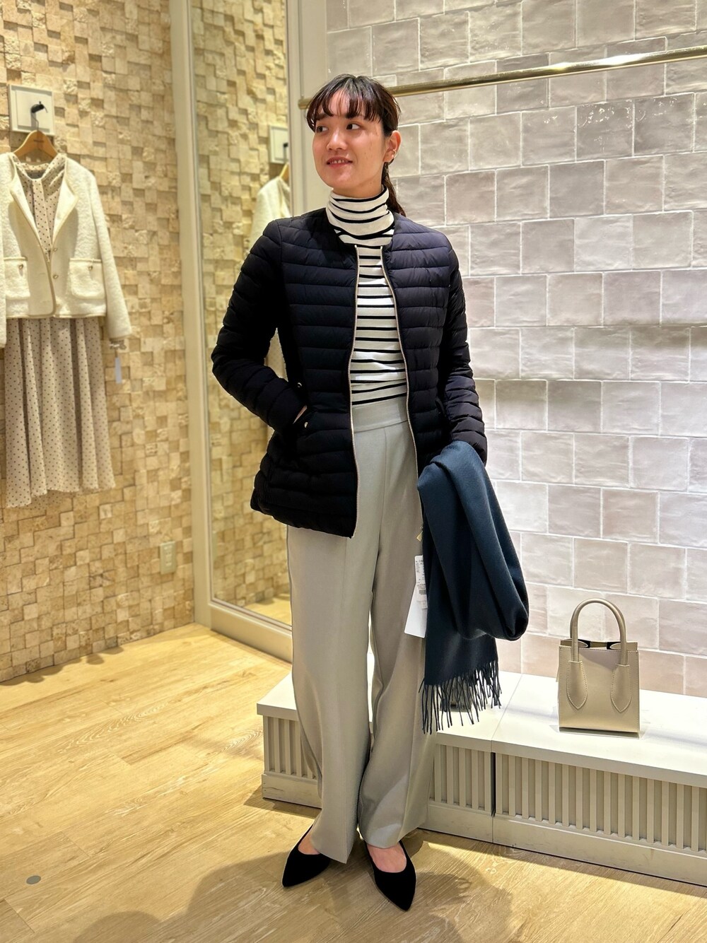 「NOLLEY'S、タトラス、キレイめ、ワイドパンツ、お出かけコーデ、通勤コーデ、ダウン、高身長女子、高身長コーデ」｜「NOLLEY’Sのウォッシャブルイージーワイドパンツ（その他パンツ、グレー系）」を使った、fukudaさん（レディース・170cm）の秋コーディネートの1枚目の写真