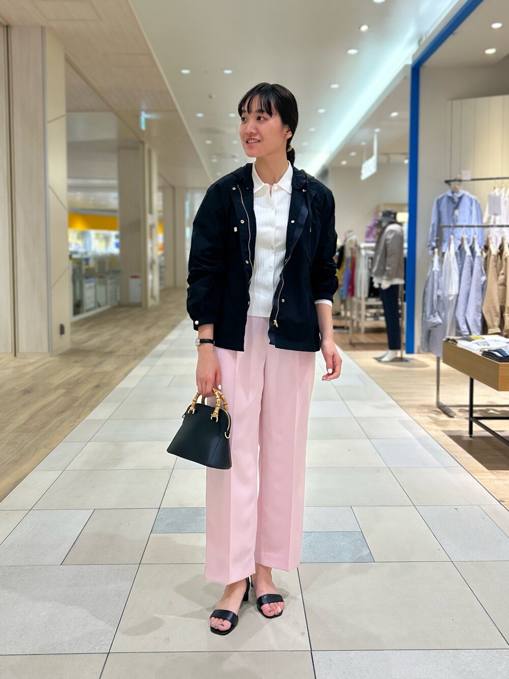 「NOLLEY'S、キレイめ、ピンクコーデ、マウンテンパーカー、春コーデ、ポロニット、お仕事コーデ、ワイドパンツ、高身長女子、高身長コーデ」｜「NOLLEY’S Sophiの《手洗い可能》ポロ衿カーディガン（ニット/セーター、ホワイト系）」を使った、fukudaさん（レディース・170cm）の春コーディネートの1枚目の写真