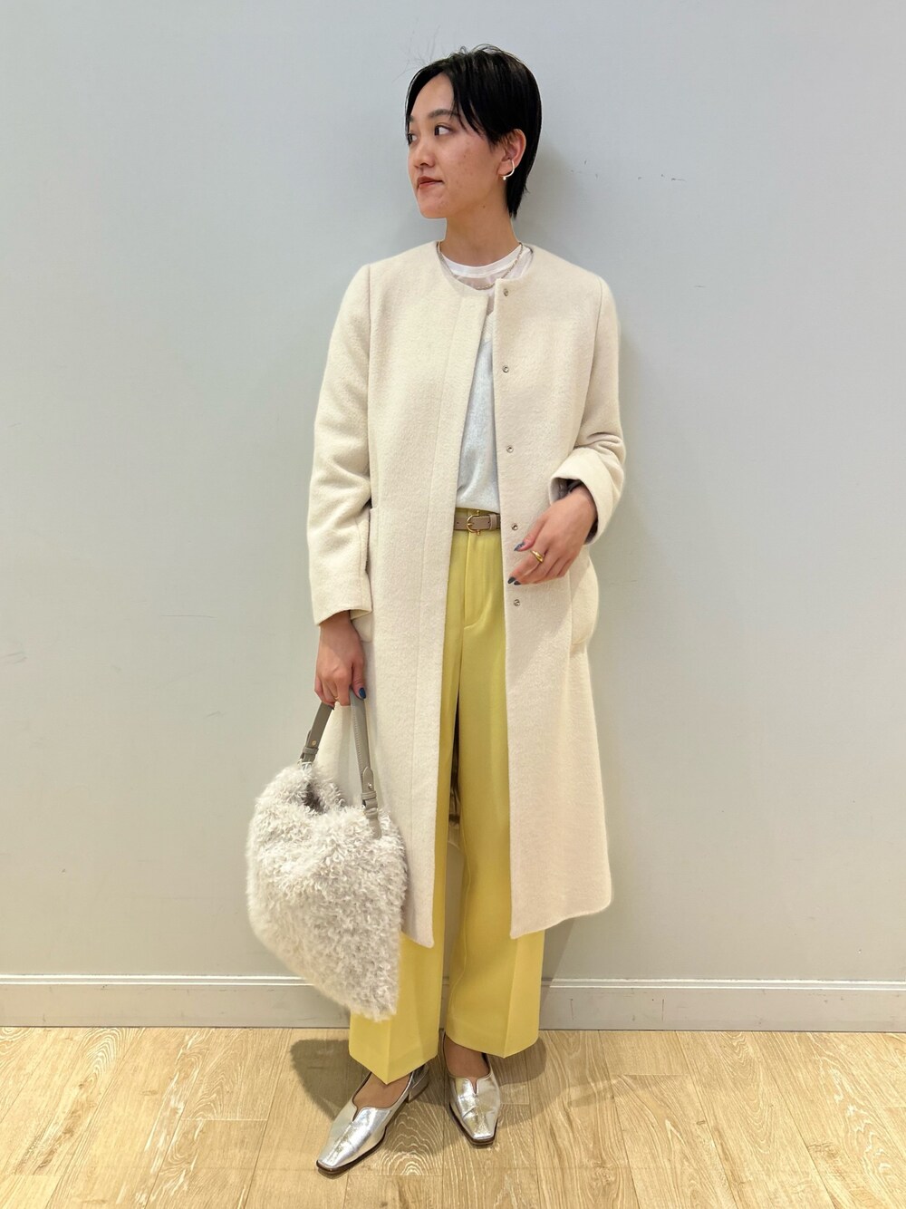 「NOLLEY'S、冬アウター、シアートップス、カシミヤ、イエロー、ワイドパンツ、カラーパンツ、ホワイトコーデ、キレイめ、おでかけコーデ、冬コーデ、高身長女子、高身長コーデ、ショートヘア」｜「NOLLEY’Sのフェイクファーワンショルダーバッグ（ショルダーバッグ、ホワイト系）」を使った、fukudaさん（レディース・170cm）の秋コーディネートの1枚目の写真