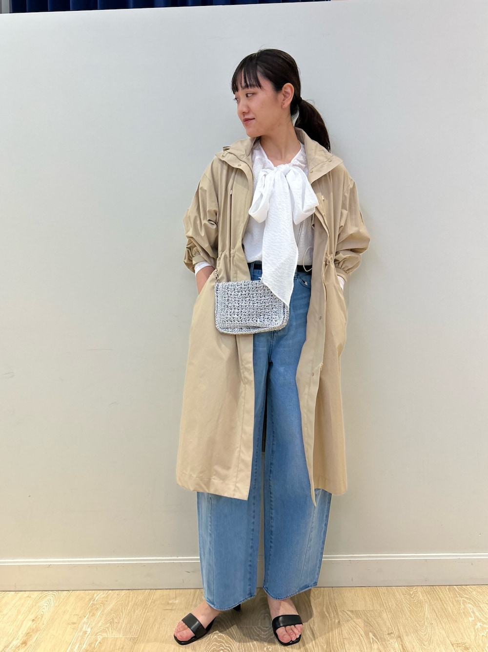 「NOLLEY'S、デニム、デニムコーデ、春コート、春アウター、ベージュ、バギーパンツ、リボン、ブラウス、オトナカワイイ、高身長女子、高身長コーデ」｜「Rie Millerのハイウエストバギーデニム（デニムパンツ、ブルー系）」を使った、fukudaさん（レディース・170cm）の春コーディネートの1枚目の写真