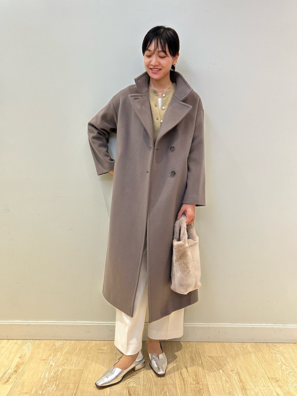「NOLLEY'S、ロングコート、カーキアウター、キャメル、白パンツ、冬コーデ、大人かわいい、キレイめ、ショートヘア、高身長女子、高身長コーデ」｜「NOLLEY’S Sophiの＜飯豊まりえさん着用＞◇【WEB限定カラーあり】KIWI 2WAYチェスターコート 24AW（チェスターコート、グリーン系）」を使った、fukudaさん（レディース・170cm）の秋コーディネートの1枚目の写真