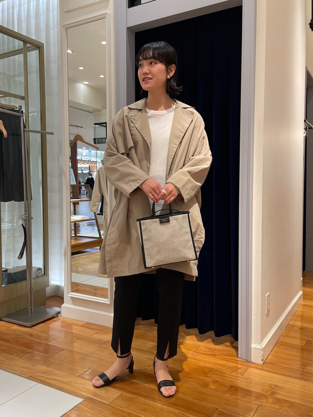 「NOLLEY'S、撥水加工、ビッグシルエット、春アウター、大人カジュアル、スリットパンツ、和紙ニット、ゆるニット、マンパ、レイヤードスタイル、高身長女子、高身長コーデ」｜「NOLLEY’Sのウォッシャブルカットジョーゼットスリットパンツ（その他パンツ、ブラック系）」を使った、fukudaさん（レディース・170cm）の春コーディネートの1枚目の写真