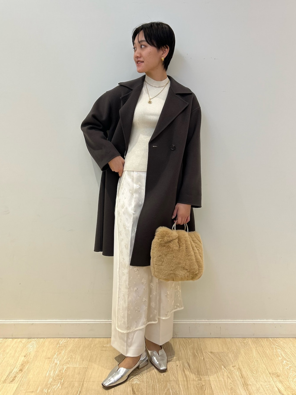 「NOLLEY'S、冬アウター、ホワイト、ホワイトパンツ、ラップスカート、クリスマスコーデ、ブラウン、ファーバッグ、大人かわいい、キレイめ、高身長女子、高身長コーデ、ショートヘア」｜「NOLLEY’Sのエコファーリングハンドルバッグ（ショルダーバッグ、ベージュ系）」を使った、fukudaさん（レディース・170cm）の秋コーディネートの1枚目の写真