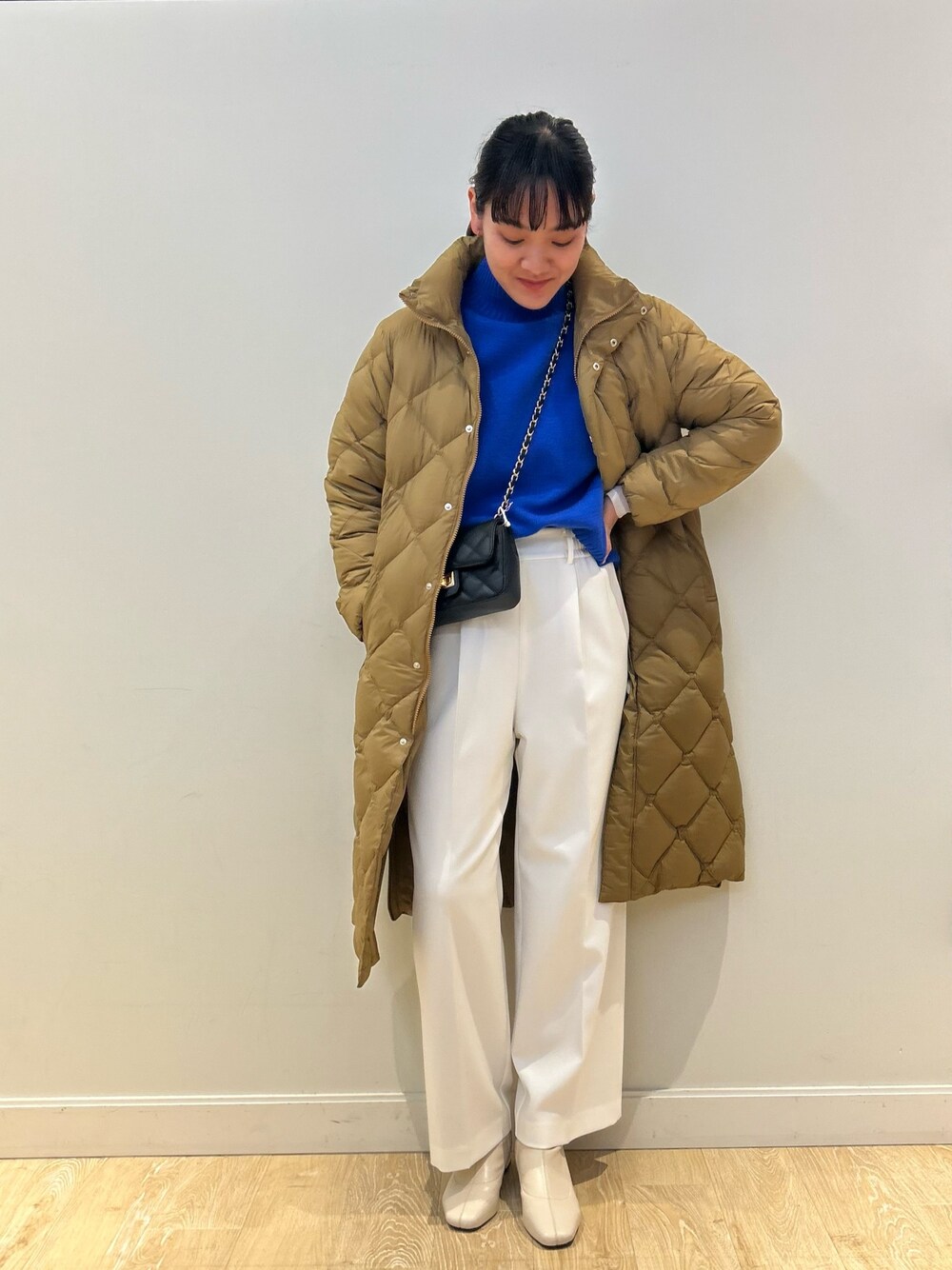 「NOLLEY'S、TAION、ロングダウン、ダウン、キルティングコート、白パンツ、ワイドパンツ、冬コーデ、ブルーニット、シアートップス、高身長女子、高身長コーデ」｜「NOLLEY’Sのウォッシャブルイージーワイドパンツ（その他パンツ、ホワイト系）」を使った、fukudaさん（レディース・170cm）の冬コーディネートの1枚目の写真