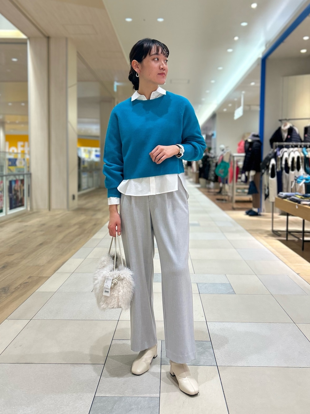 「NOLLEY'S、大人かわいい、ターコイズブルー、きれいめカジュアル、ワイドパンツ、グレー、レイヤードスタイル、重ね着、ハーフコート、高身長女子、高身長コーデ」｜「NOLLEY’Sのパールボタンシャツ（シャツ/ブラウス、ホワイト系）」を使った、fukudaさん（レディース・170cm）の冬コーディネートの1枚目の写真
