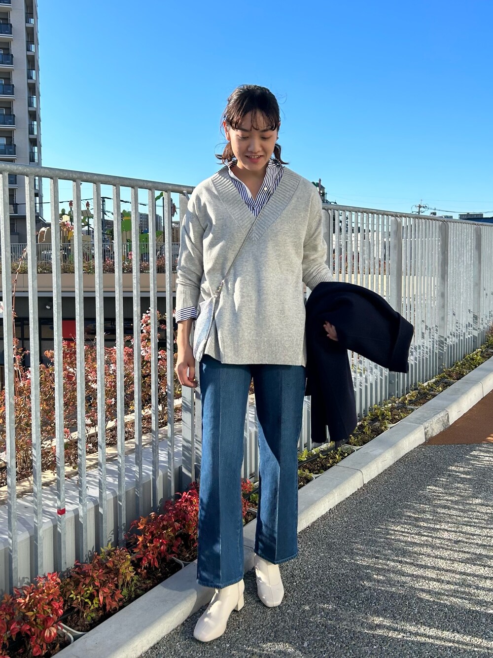 「NOLLEY'S、ミドル丈、ネイビーコート、チュニック、ニット、グレーニット、デニム、ストライプシャツ、大人カジュアル、高身長コーデ、高身長女子」｜「Rie Millerのセンタープレスハイウエストデニム（デニムパンツ、ブルー系）」を使った、fukudaさん（レディース・170cm）の秋コーディネートの1枚目の写真