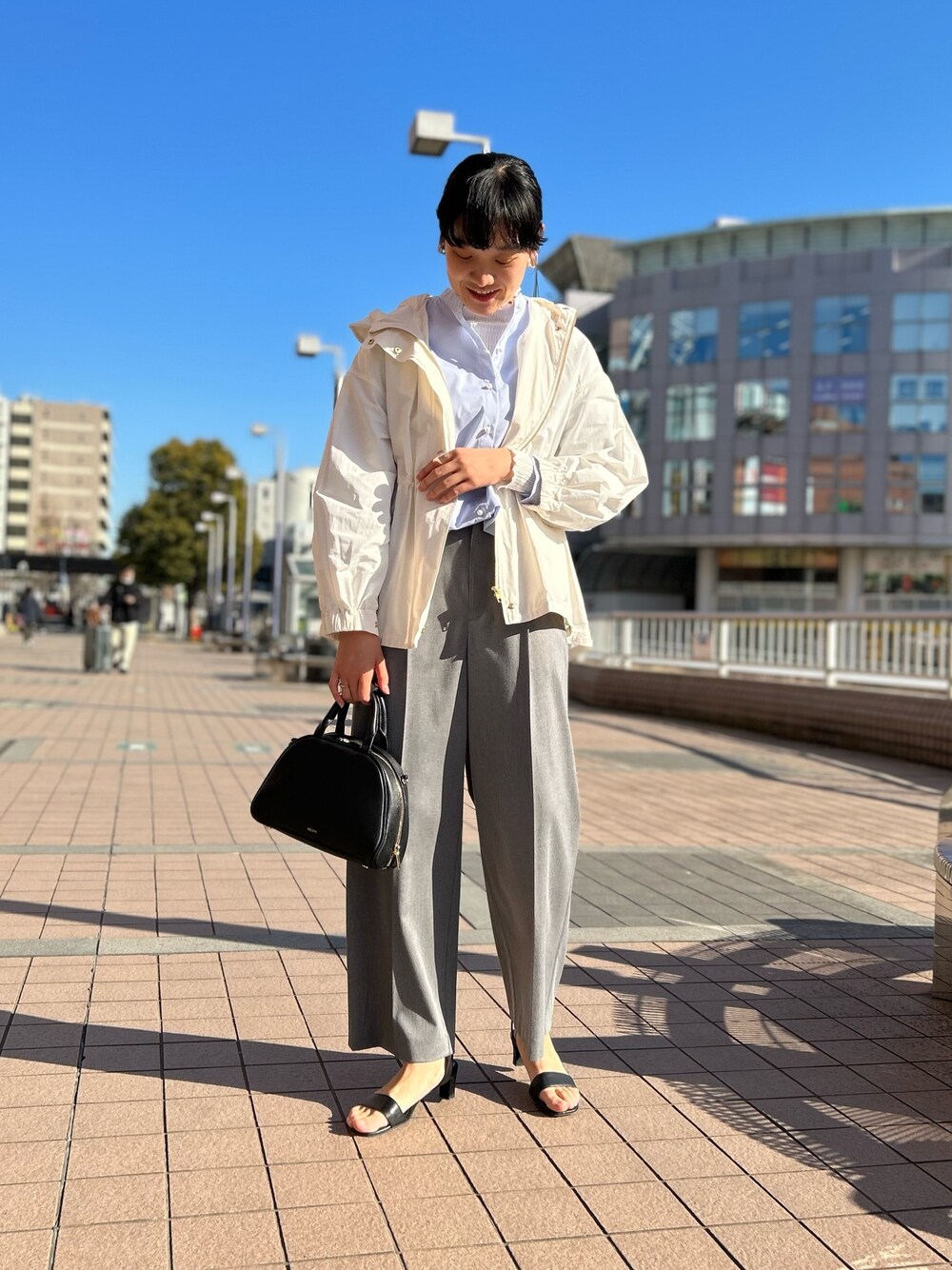 「NOLLEY'S、通勤コーデ、春アウター、重ね着、レイヤードスタイル、マンパ、マウンテンパーカー、キレイめ、ワイドパンツ、高身長女子、高身長コーデ」｜「NOLLEY’Sのレザーボストンバッグ（ボストンバッグ、ブラック系）」を使った、fukudaさん（レディース・170cm）の春コーディネートの1枚目の写真