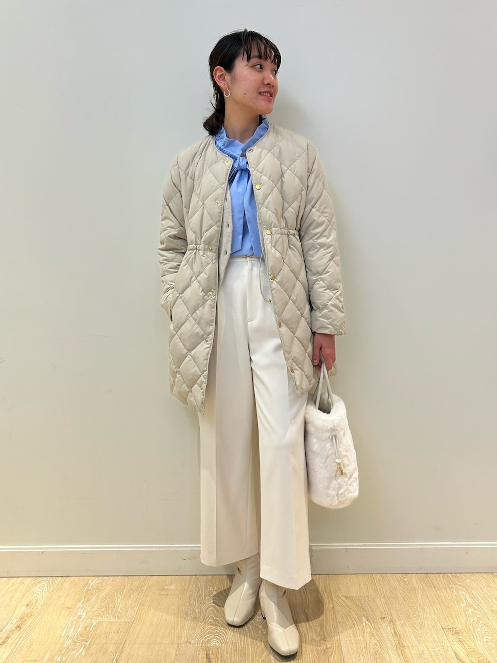 「NOLLEY'S、TAION、ダウン、白パンツ、ワイドパンツ、お出かけコーデ、キレイめ、フリルブラウス、サックスブルー、冬コーデ、高身長女子、高身長コーデ、ファーバッグ」｜「TAIONの◇【WEB限定】【TAION×LIMONTA EAST】別注ウエスト切替えノーカラーダウン（ダウンジャケット/コート、ベージュ系）」を使った、fukudaさん（レディース・170cm）の冬コーディネートの1枚目の写真