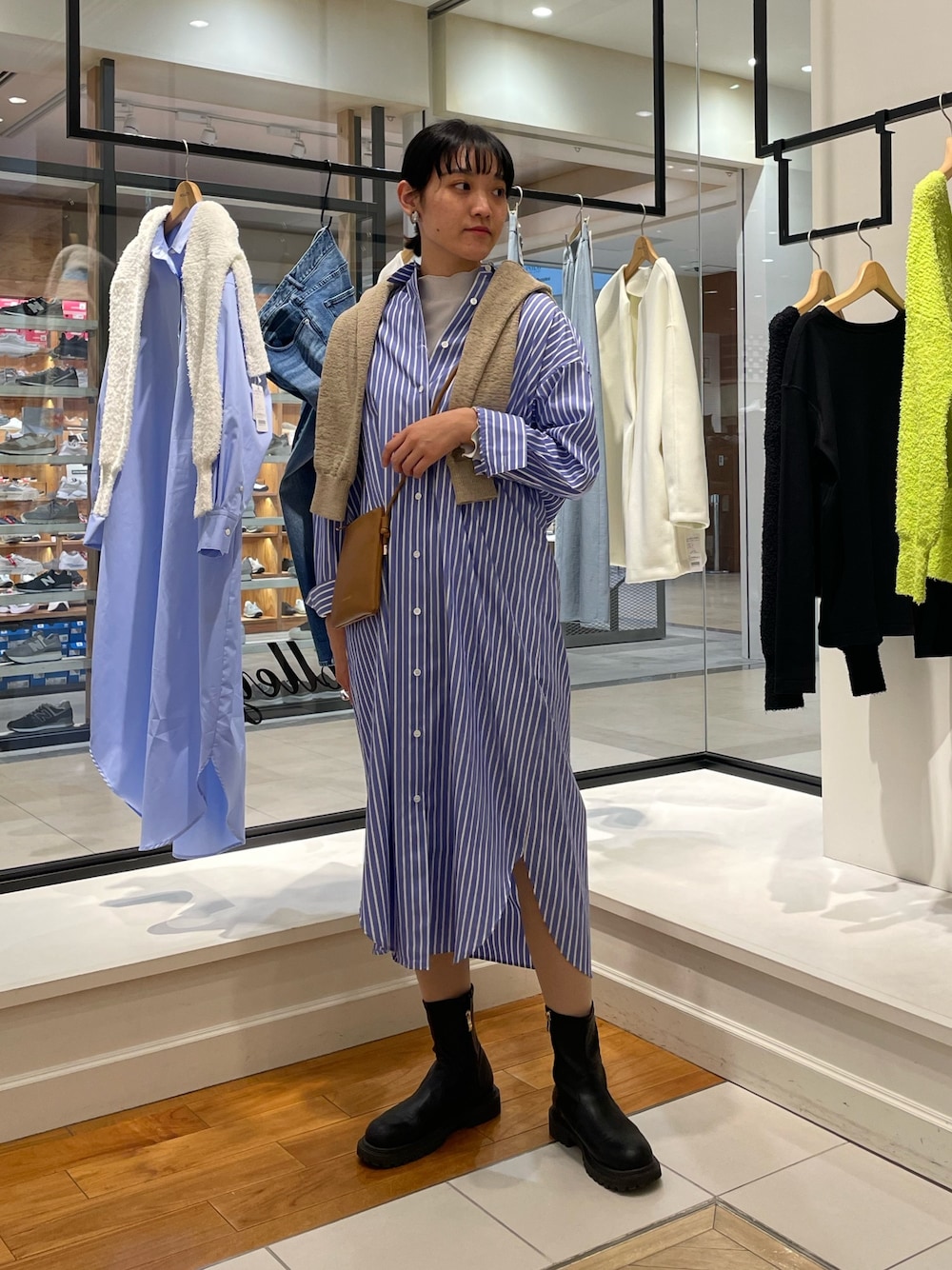 「NOLLEY'S、ノーリーズ、春コーデ、シャツワンピース、シャツワンピ、春ニット、肩かけ、ストライプワンピース、カジュアルコーデ、ブーツ、高身長女子、高身長コーデ」｜「NOLLEY’Sのリブハイネックプルオーバーカットソー（Tシャツ/カットソー、グレー系）」を使った、fukudaさん（レディース・170cm）の冬コーディネートの1枚目の写真