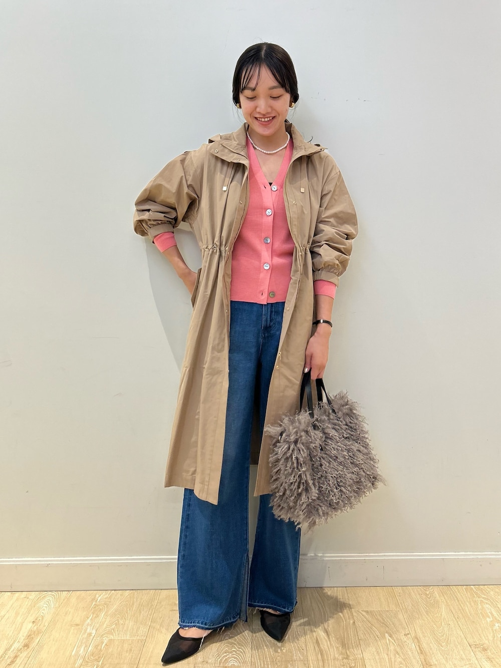 「NOLLEY'S、コート、デニム、デニムコーデ、ピンク、ピンクニット、大人カジュアル、オトナカワイイ、きれいめカジュアル、カーディガン、秋コーデ、マンパ、高身長女子、高身長コーデ」｜「Kassiopeaの【kassiopea /カシオペア】エコファートート made in Italy（ショルダーバッグ、グレー系）」を使った、fukudaさん（レディース・170cm）の秋コーディネートの1枚目の写真