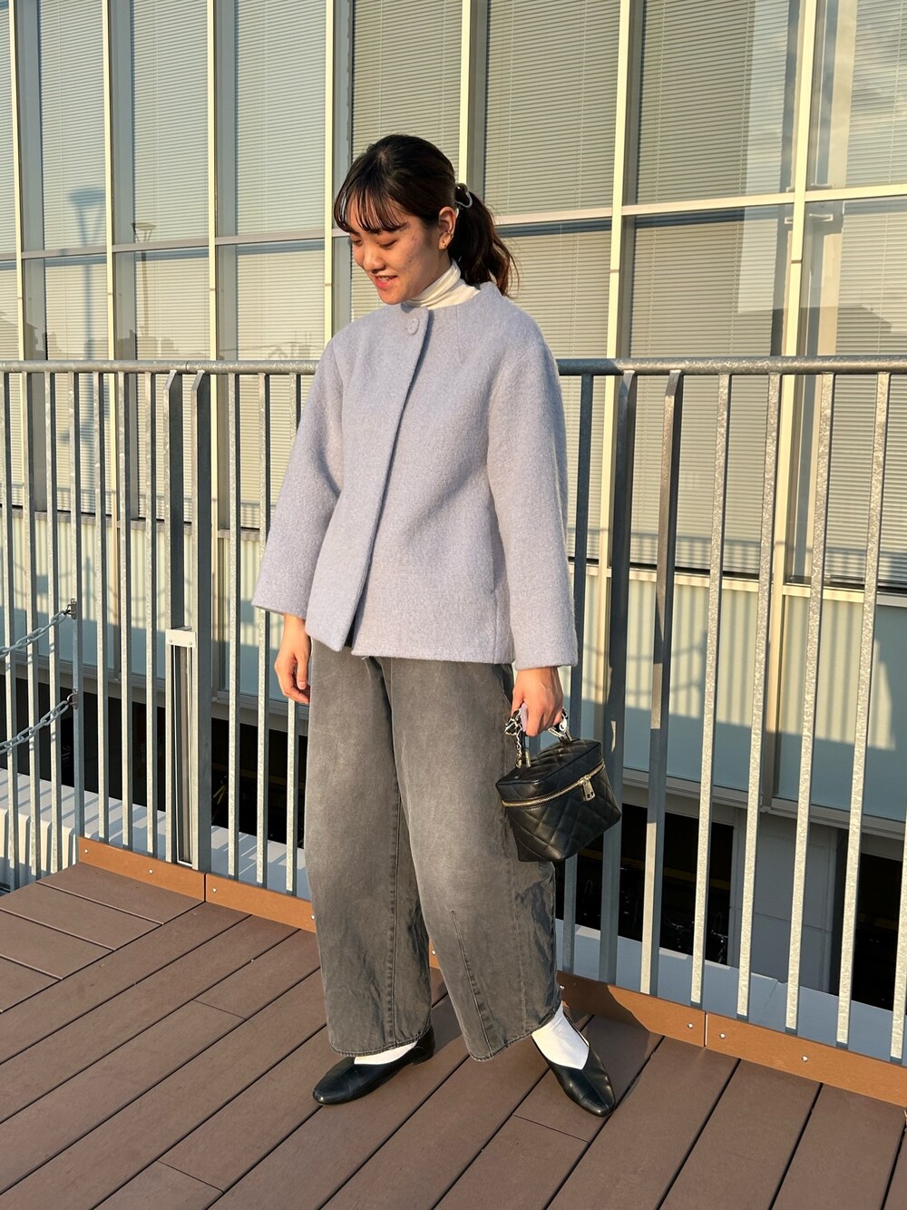 「NOLLEY'S、シャギーコート、ショートコート、ブルーコーデ、デニム、白タートルネック、オトナカワイイ、お出かけコーデ、高身長女子、高身長コーデ」｜「Rie Millerのハイウエストバギーデニム（デニムパンツ、ブラック系）」を使った、fukudaさん（レディース・170cm）の秋コーディネートの1枚目の写真