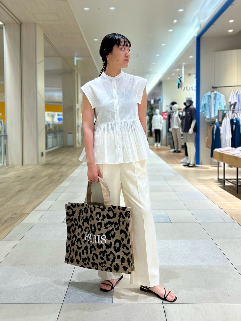 その他のトートバッグ、ホワイト系のその他パンツ、ホワイト系のシャツ/ブラウスを着用したレディースの夏コーディネートの1枚目の写真